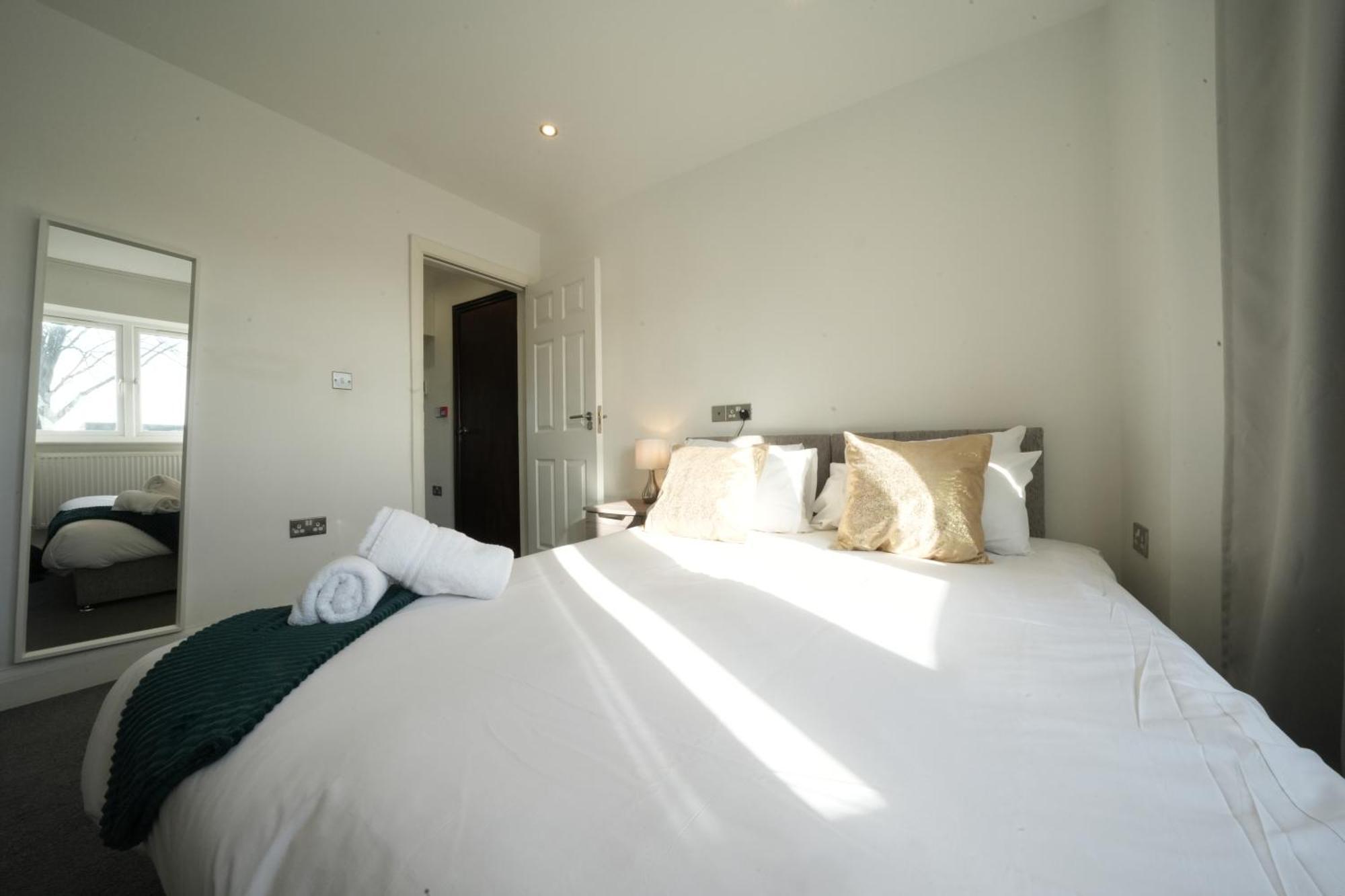 Hatton Apartments: Airport-Adjacent with Free Parking and Underground Access London Exterior photo