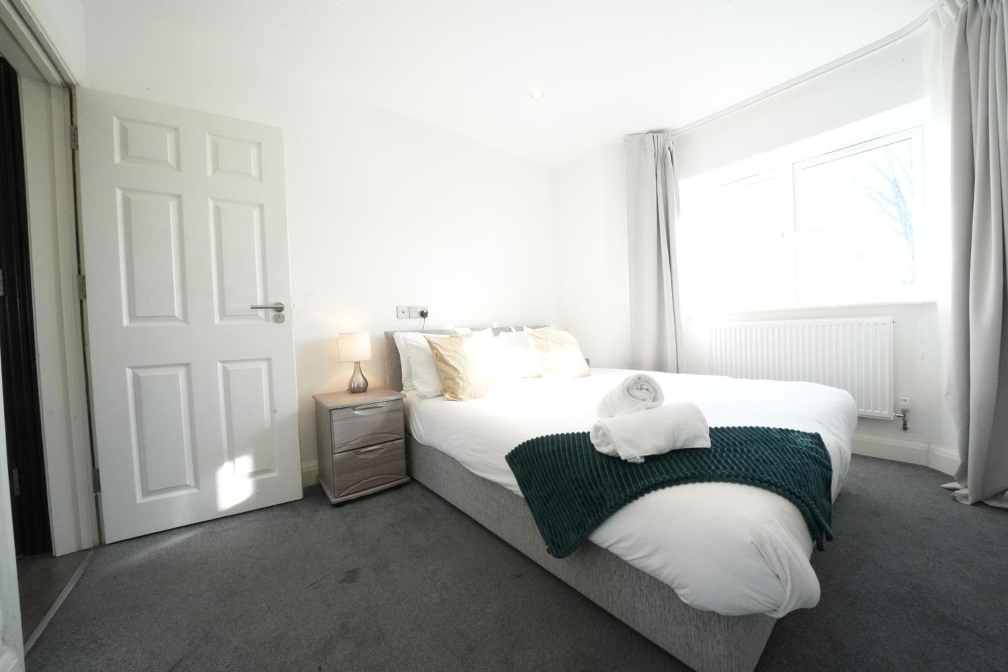 Hatton Apartments: Airport-Adjacent with Free Parking and Underground Access London Exterior photo