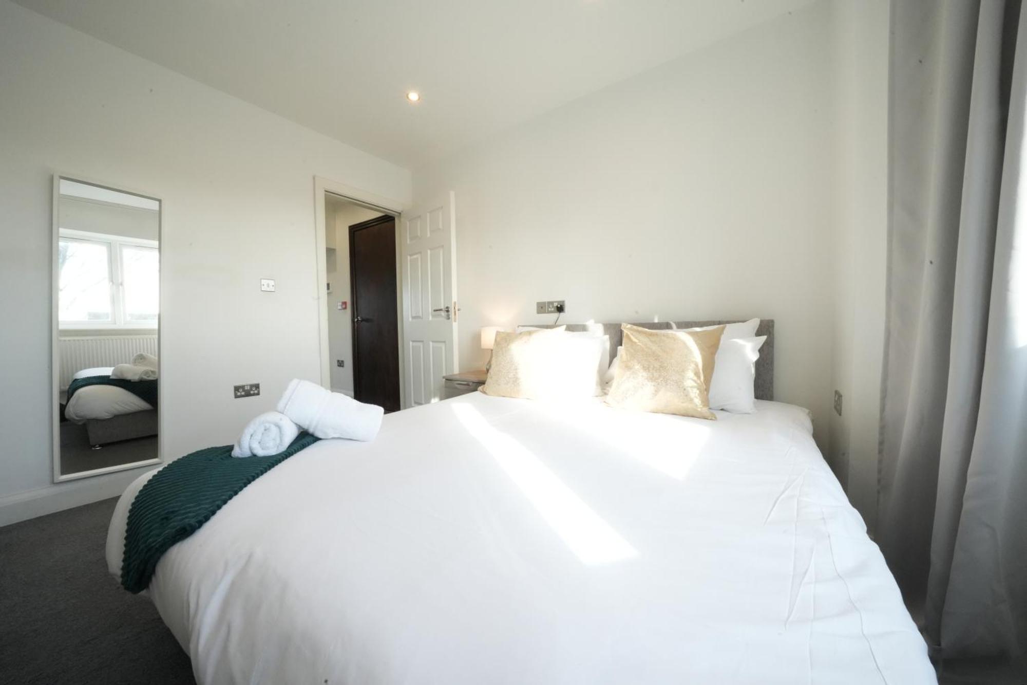 Hatton Apartments: Airport-Adjacent with Free Parking and Underground Access London Exterior photo